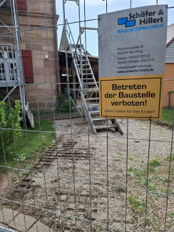 Bauzaun und Schilder in Ebenried