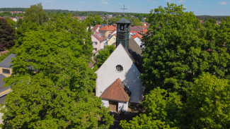 Luftbild der Christuskirche in Allersberg
