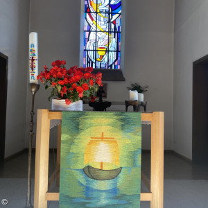 Blick auf Altar und Chorraum